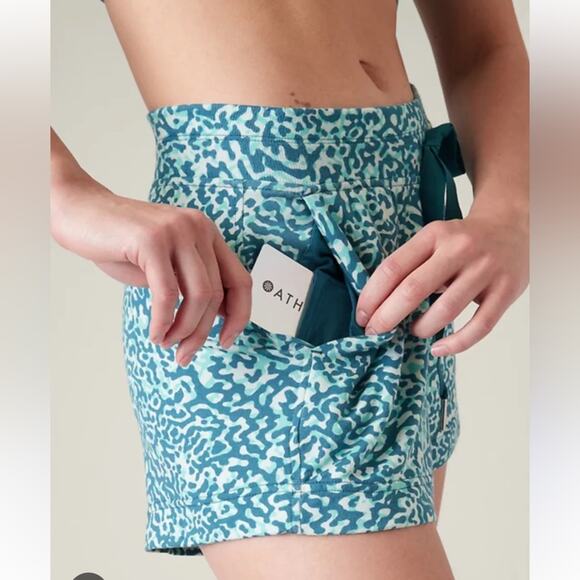 Athleta New Clouded Leopard Blue Elastic Waist Pocket Balance  4" Short Large - Picture 6 of 6